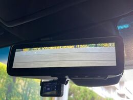 【デジタルインナーミラー】後席の大きな荷物や同乗者で後方が確認しづらい時でも安心！カメラが撮影した車両後方の映像をルームミラー内に表示。クリアな視界で状況の確認が可能です！