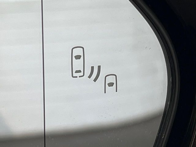 【ブラインドスポットモニター】走行中、ドアミラーの死角になりやすい箇所に後続車が接近するとサイドミラーのレンズに警告を表示！ドライバーに注意喚起をしてくれます。