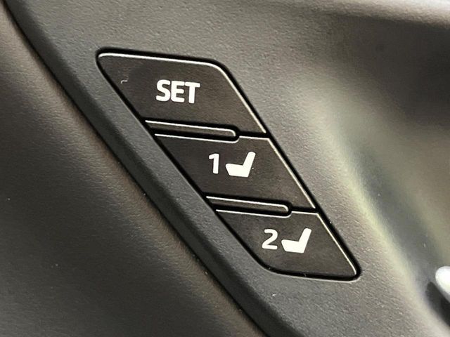 【メモリー機能付きパワーシート】ドライバーごとに設定したシート位置を記憶して、ボタン一つで切り替えできる便利な機能！運転する方が複数名いらっしゃるご家庭におすすめです♪
