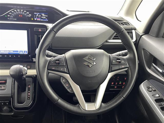 【ハンドル】軽い力で扱いやすいハンドルです。目立つ傷やスレなどなく綺麗な状態です！除菌プランいれていただくとさらに快適に！清潔なお車はお子様にも安心ですね！