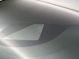 【ホンダセンシング】走行中に前方の車両等を認識し、衝突しそうな時は警報とブレーキで衝突回避と被害軽減をアシスト。より安全にドライブをお楽しみいただけます。