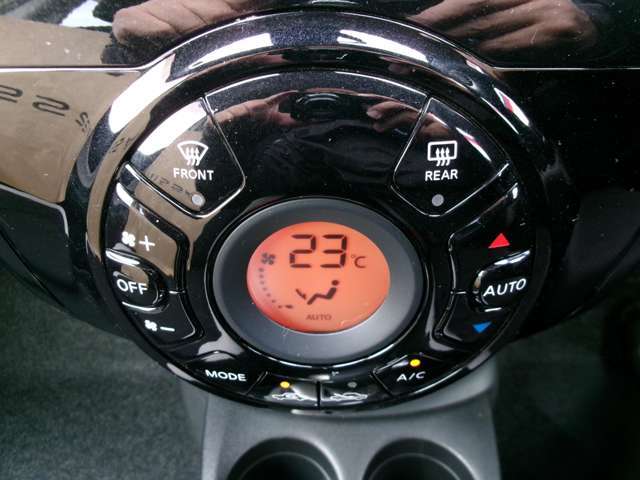 オートエアコン。設定した温度で風向、風量が自動で作動します。