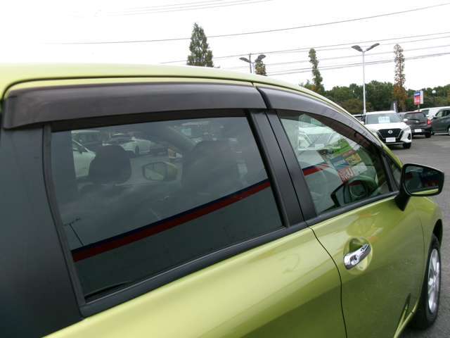 プラスチックバイザー。雨天時、雨滴が入りにくく換気が出来ます。