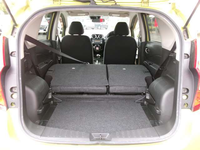 荷室広々。後席を倒して大きい荷物や長い荷物の積み込み可能に。