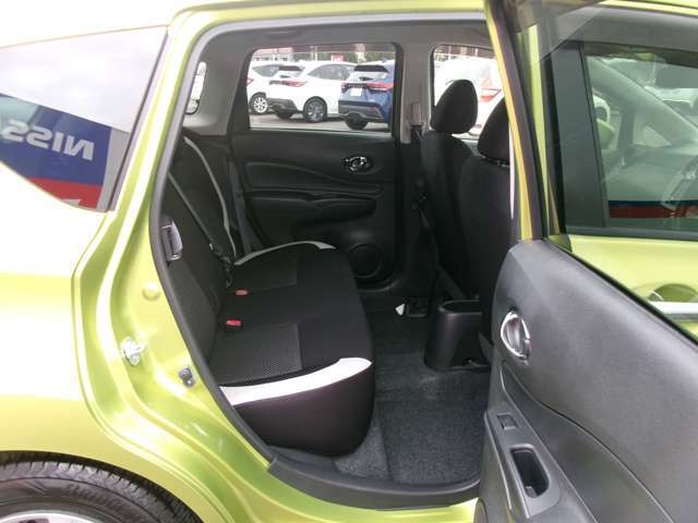 ドア開口部が大きく開き、足元広々ゆったり乗れます。