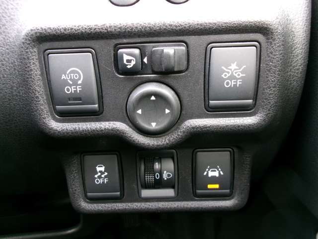 衝突軽減ブレーキ、踏み間違い防止アシスト、車線逸脱警報、横滑り防止など安全装備充実。