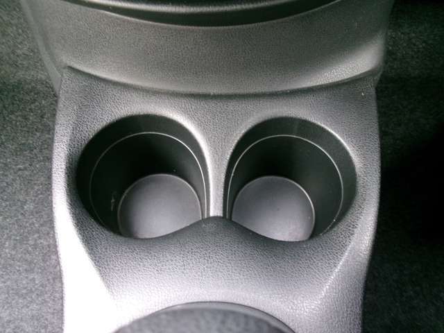 カップホルダー。飲み物を置くのに便利です。