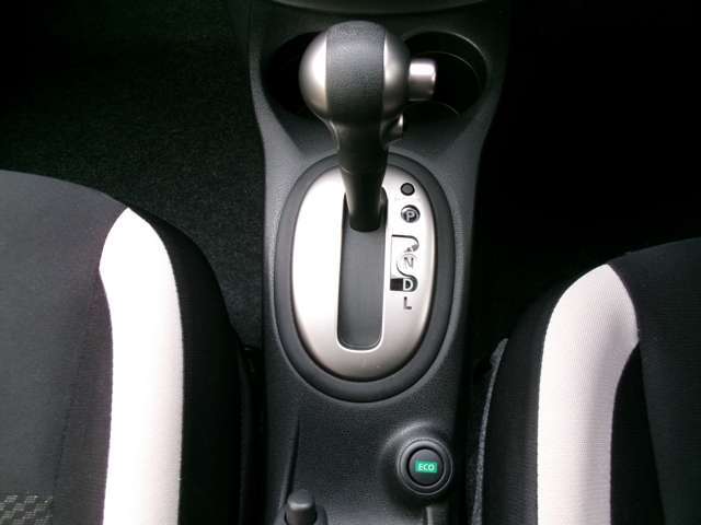 シンプルなシフトレバー。ECOモードスイッチ。