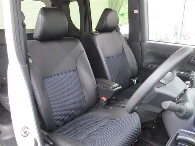 運転席側からの前席ビューです。内装色はブラック系ですので汚れも目立ちにくいです♪