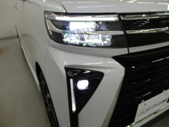 LEDヘッドライトとフォグランプのコラボです。雨や雪の日も安心！フォグランプがお車の存在を際立たせますね♪