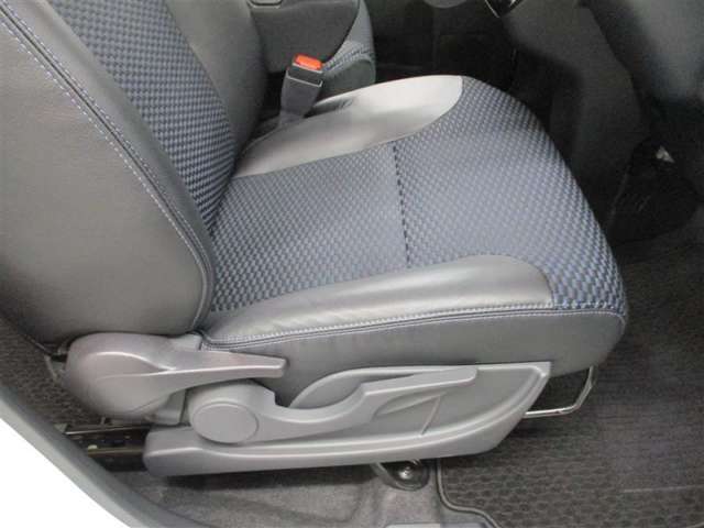 運転席です。座席の上下もできるシートアジャスター付きです。