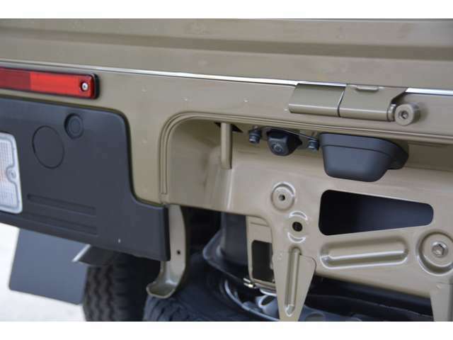 Aプラン画像：ハイゼットトラック用のナビ連動バックモニターを追加します。ガイドラインも表示され、車庫入れ楽々です。