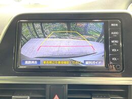 【バックカメラ】駐車時に後方がリアルタイム映像で確認できます。大型商業施設や立体駐車場での駐車時や、夜間のバック時に大活躍！運転スキルに関わらず、今や必須となった装備のひとつです！