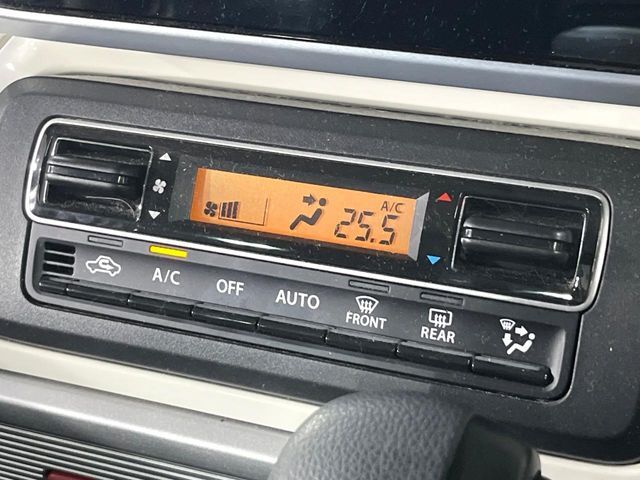 【オートエアコン】一度お好みの温度に設定すれば、車内の温度を検知し風量や温度を自動で調整。暑い…寒い…と何度もスイッチ操作をする必要はありません。快適な車内空間には必須の機能ですね♪