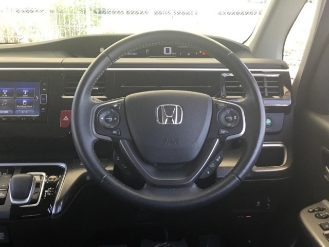 【Honda　SENSING】いつもの道で、高速道路などで、安心・快適な運転を支援します。先進の安全運転機能システム搭載。