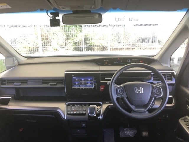 広びろとした視界が運転にゆとりを広げます。