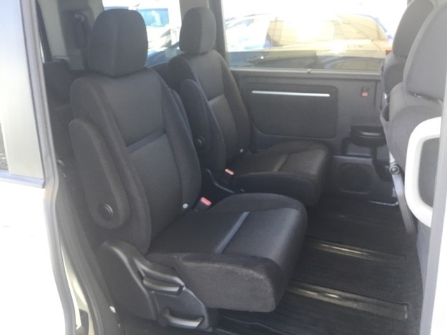 スライドドアなら狭い駐車場でもドアをぶつける心配がありません。ステップが低く乗り降りもしやすいです。
