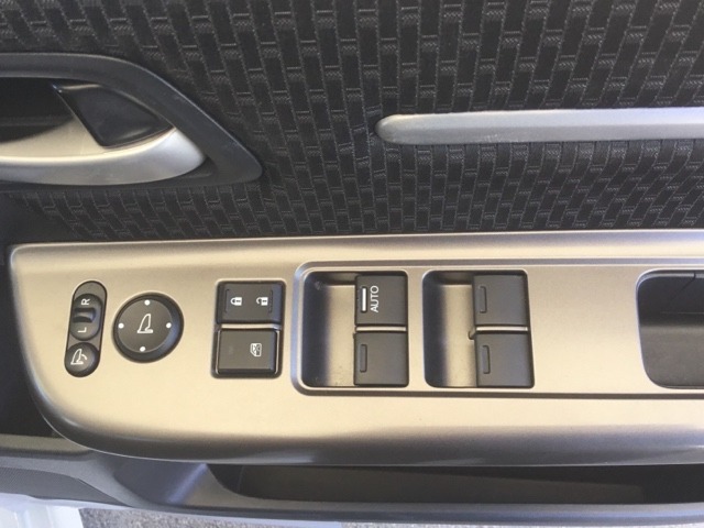 電動格納式リモコンドアミラーと、パワーウィンドウマスタースイッチ等は運転席ドアにあります。