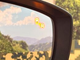 【ブラインドスポットモニタリング】走行中、ドアミラーの死角になりやすい箇所に後続車が接近するとサイドミラー付近に警告を表示、ドライバーに注意喚起をしてくれます。