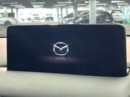 【10.25インチマツダコネクト】車内の雰囲気にマッチした大型ディスプレイ。スマホ接続でのナビ使用やBluetooth再生等、様々な機能が楽しめます。直感的なダイヤル操作が可能で、使い勝手も良好です。