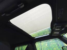【パノラマルーフ】大型のガラスルーフ搭載で車内の解放感が一気にアップ！開放的なドライブをお楽しみいただけます。
