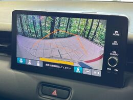 【バックカメラ】駐車時に後方がリアルタイム映像で確認できます。大型商業施設や立体駐車場での駐車時や、夜間のバック時に大活躍！運転スキルに関わらず、今や必須となった装備のひとつです！