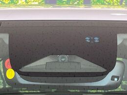 【ホンダセンシング】走行中に前方の車両等を認識し、衝突しそうな時は警報とブレーキで衝突回避と被害軽減をアシスト。より安全にドライブをお楽しみいただけます。