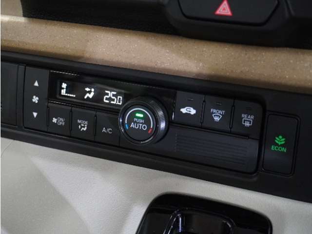 【オートエアコン】温度を設定すれば自動で快適な車内温度を保ちます。エアコン内部の高性能脱臭フィルターで車内のアレルゲンや花粉を除去。