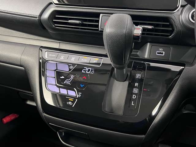 操作が簡単なシフトレバーですのでストレスなく運転が出来ますよ！