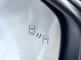 【ブラインドスポットモニター】走行中、ドアミラーの死角になりやすい箇所に後続車が接近するとサイドミラーのレンズに警告を表示！ドライバーに注意喚起をしてくれます。