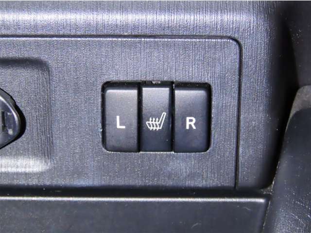 左右前席にシートヒーターを装備しています。寒い日には便利な装備ですよね。