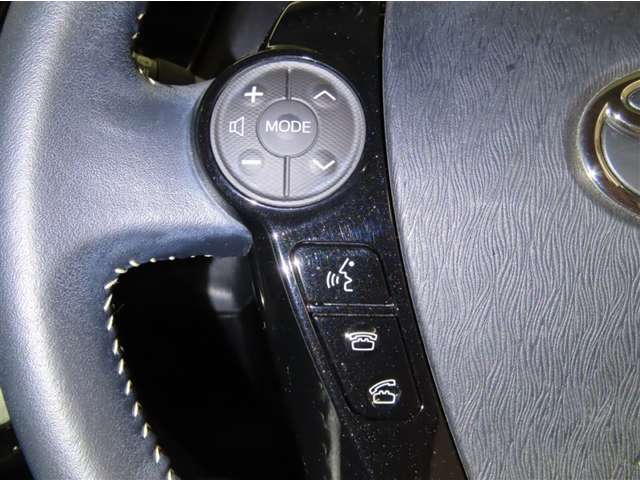 ハンドルから手を離さないでオーディオ等が操作できるステアリングスイッチがついてます。