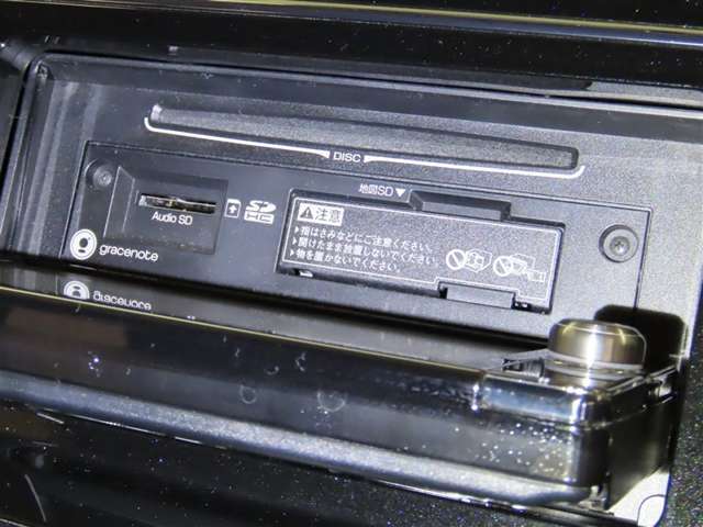 CD・DVDの再生が可能です。SDカードスロットも装備しています。