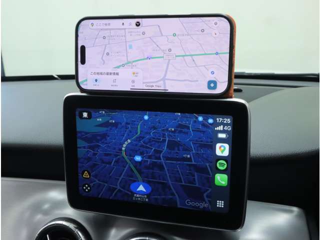 ワイヤレス接続のCar Play＆Android Autoに対応済み。常に最新地図であるスマホのGoogleアプリで目的地を設定すれば、連動して経路案内を開始。もちろん、スマホのミュージックも画面で確認可能です。
