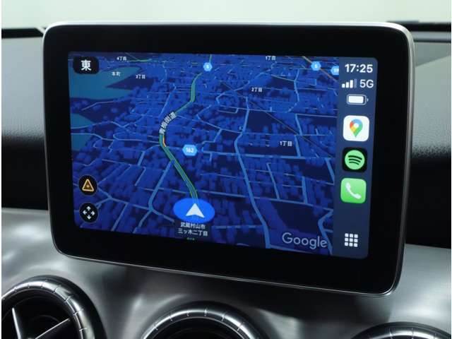 ワイヤレス接続のCar Play＆Android Autoに対応済み。常に最新地図であるスマホのGoogleアプリで目的地を設定すれば、連動して経路案内を開始。もちろん、スマホのミュージックも画面で確認可能です。