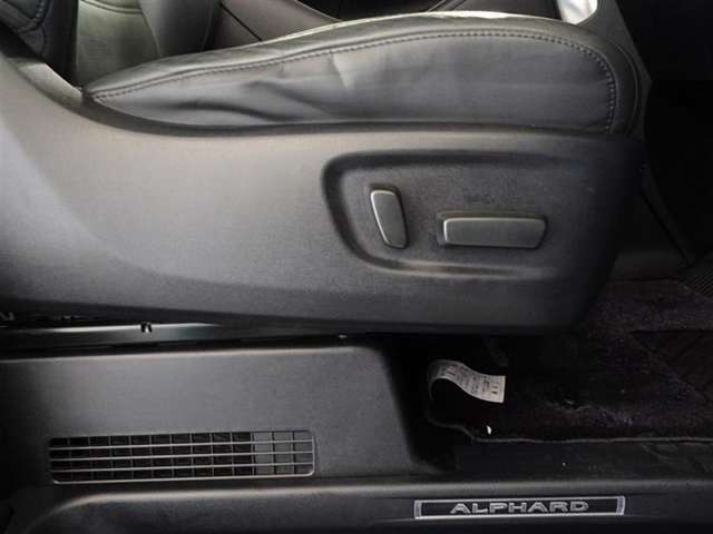 パワーシート搭載。微妙な調整が手軽にでき、ピッタリのポジションで運転することが可能です。