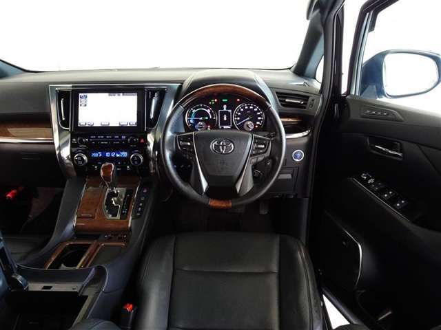 ウッド調と革巻きステアリングで快適な操作性の運転席です。