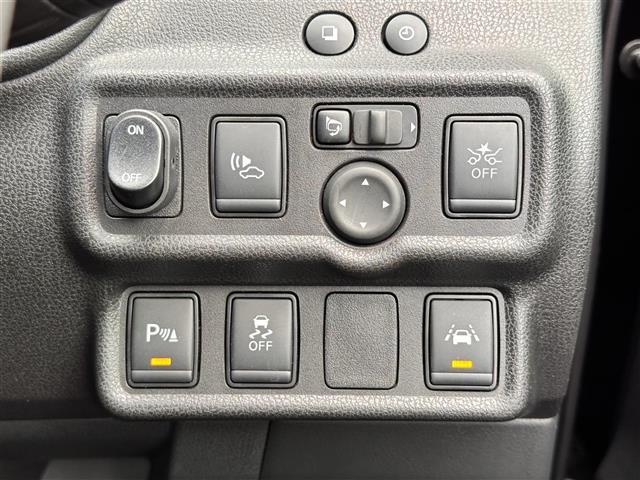 【車線逸脱警報（LDW）】クルマが車線から逸脱しそうになると、はみ出さないように警報音と表示によってドライバーに注意を促します。機能には限界があるためご注意ください。