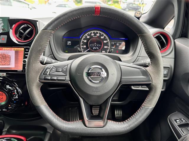 【ステアリング】軽い力で扱いやすいハンドルです。目立つ傷やスレなどなく綺麗な状態です！除菌プランいれていただくとさらに快適に！清潔なお車はお子様にも安心ですね！