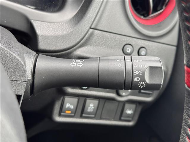 【オートライト（AUTO）】外の明るさをシステムが感知して、自動でヘッドライトが点灯します！ヘッドライトをつけ忘れを防ぐ便利機能です。