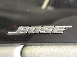 【BOSEサウンドシステム】メーカーオプションの高品位サウンドシステムを搭載。専用のチューニングが施された大小様々なスピーカーから良質なサウンドが奏でられ、臨場感あふれる音響空間を演出します。