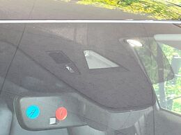 【i-ACTIVESENSE】走行中に前方の車両等を認識し、衝突しそうな時は警報とブレーキで衝突回避と被害軽減をアシスト。より安全にドライブをお楽しみいただけます。