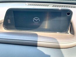 【8.8インチマツダコネクト】車内の雰囲気にマッチした大型のディスプレイ。スマホ接続でのナビ使用やBluetooth再生等、様々な機能が楽しめます。直感的なダイヤル操作が可能で、使い勝手も良好です。