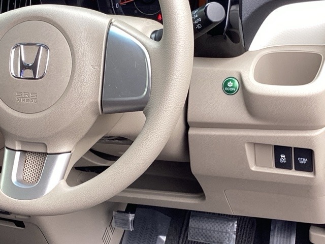 燃費を良くするECON、横滑りを防止するVSA等のスイッチは運転席の右側、手の届きやすい位置にあります。