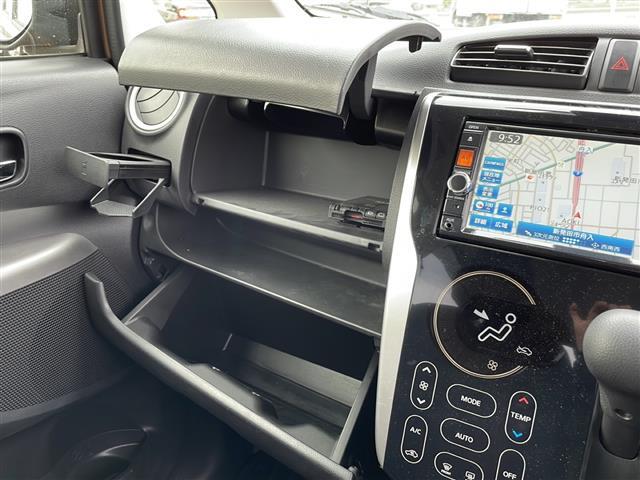 グローブボックスの画像です。店舗にて現車の確認もいただけますので、お電話で在庫のご確認の上是非ご来店くださいませ！！！ワクワクするクルマ選びをご提案します！