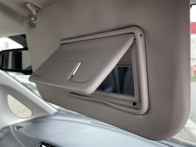天井の画像です。店舗にて現車の確認もいただけますので、お電話で在庫のご確認の上是非ご来店くださいませ！！！ワクワクするクルマ選びをご提案します！