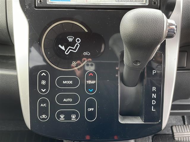 【オートエアコン】車内温度を感知して自動で温度調整をしてくれるのでいつでも快適な車内空間を創り上げます！