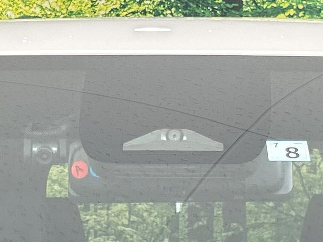 【トヨタセーフティセンス】走行中に前方の車両等を認識し、衝突しそうな時は警報とブレーキで衝突回避と被害軽減をアシスト。より安全にドライブをお楽しみいただけます。