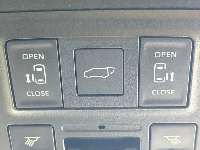 【両側パワースライドドア】スマートキーや運転席のスイッチで後席両側スライドドアの開閉が可能♪電動だから力を入れてドアを開ける必要が無く、小さなお子様でも簡単に開け閉めでき快適です♪