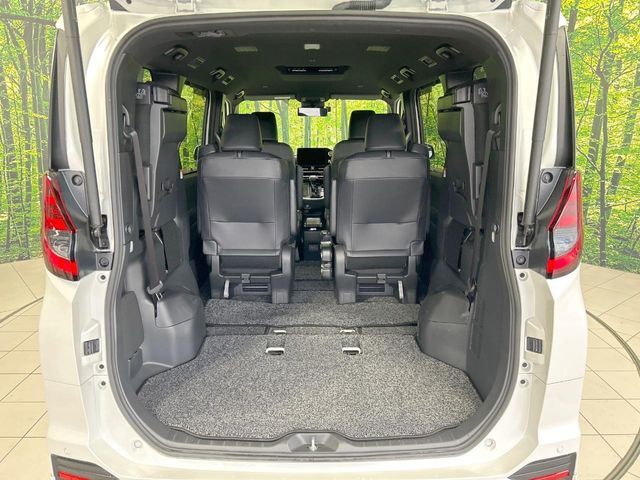 普段のお買い物や通勤、送迎等に十分な荷室スペースを確保しております。セカンドシートを倒すと、大きな荷物の積載も可能です♪